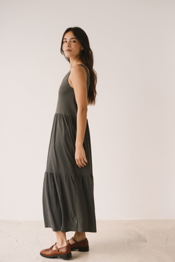 Vestido largo con volantes gris antracita