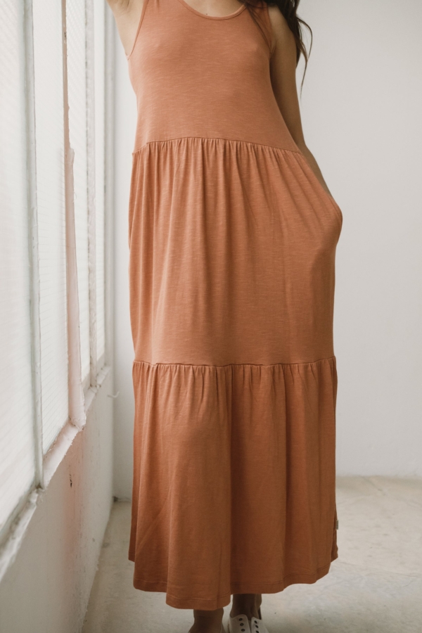 Vestido largo con volantes rosa coral