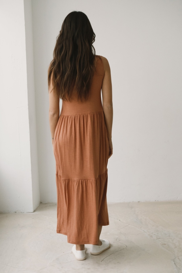 Vestido largo con volantes rosa coral