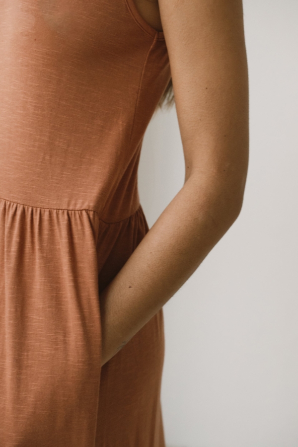 Vestido largo con volantes rosa coral