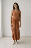 Vestido largo con volantes rosa coral