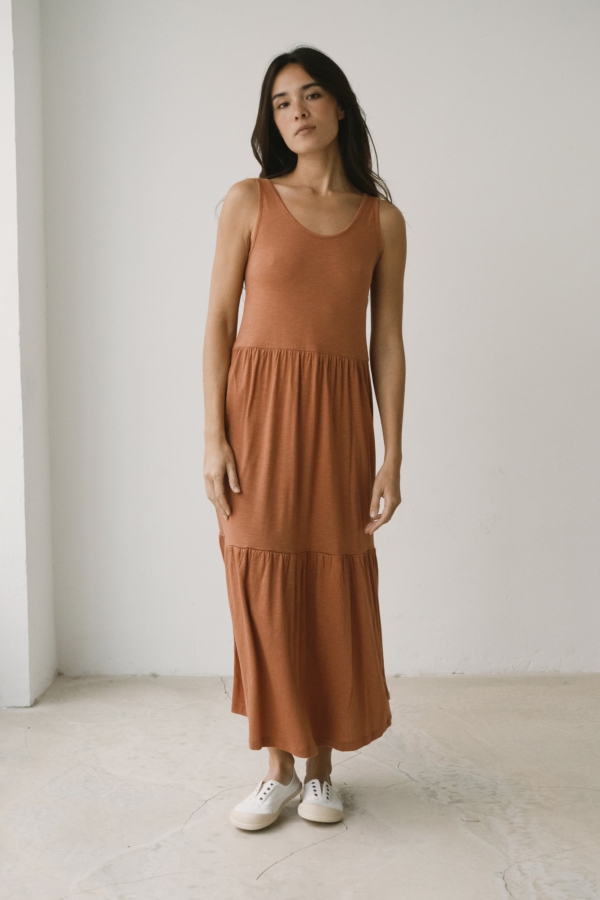 Vestido largo con volantes rosa coral