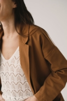 Americana de sarga marrón