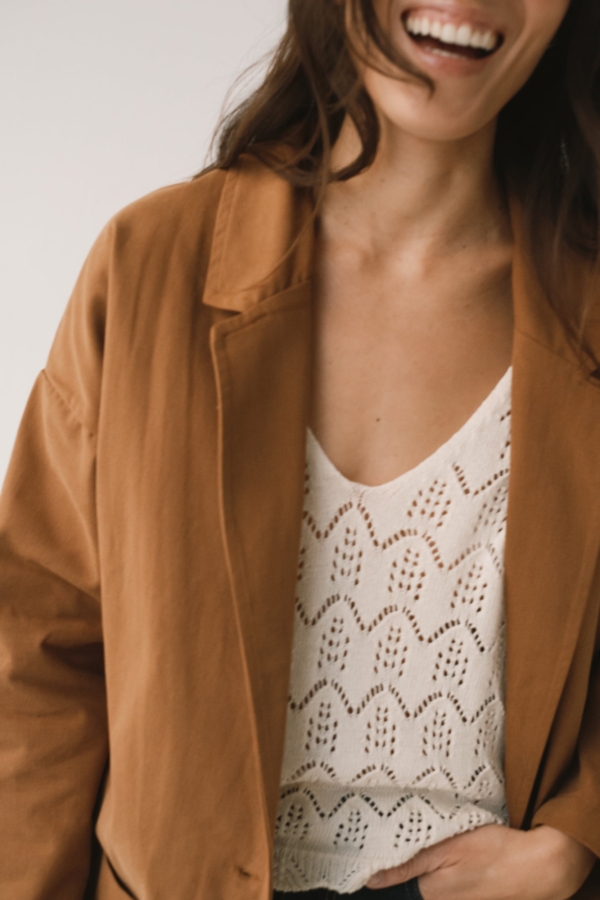 Americana de sarga marrón