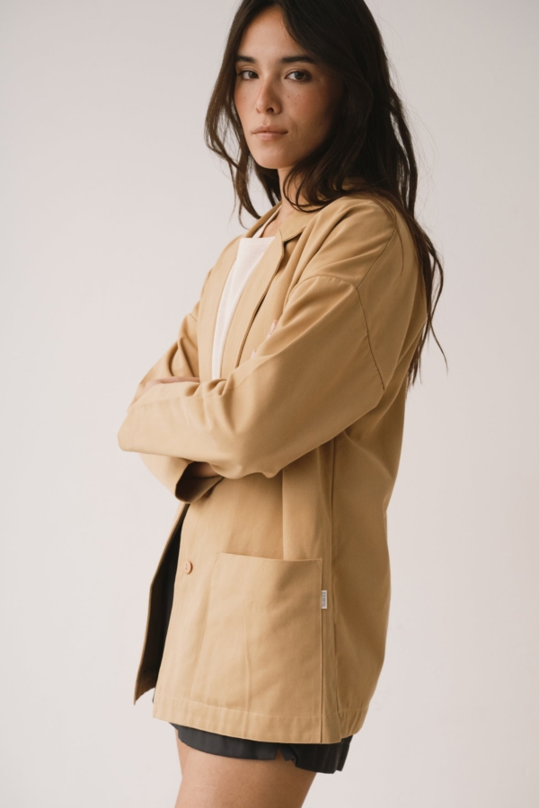 Americana de sarga mostaza