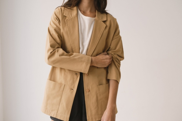 Americana de sarga mostaza