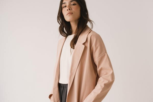 Americana de sarga rosa