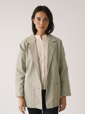 Americana de sarga verde salvia