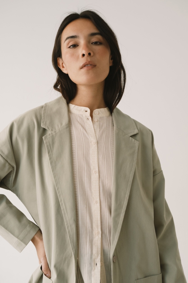 Americana de sarga verde salvia