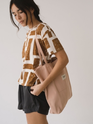 Camiseta fluida estampado marrón