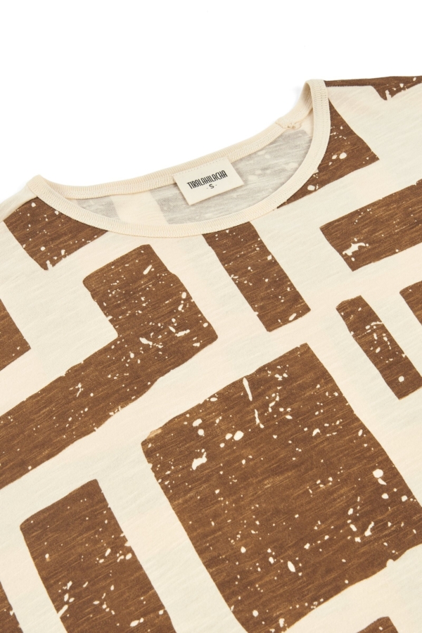 Camiseta fluida estampado marrón