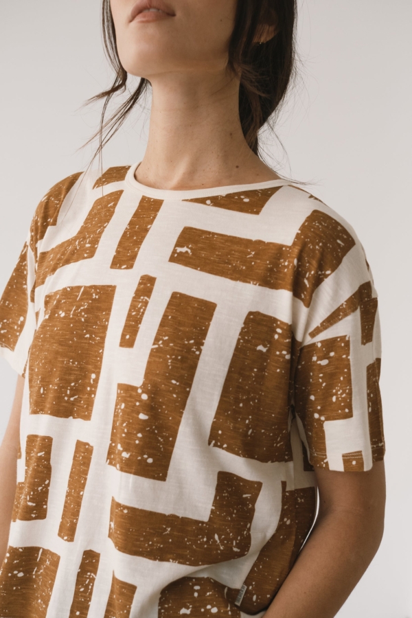 Camiseta fluida estampado marrón