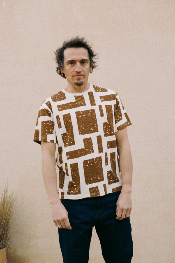 Camiseta unisex estampado marrón