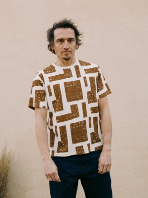 Camiseta unisex estampado marrón