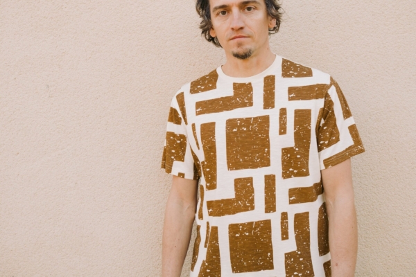 Camiseta unisex estampado marrón