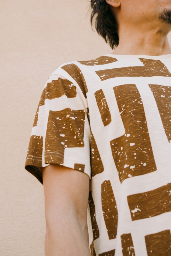 Camiseta unisex estampado marrón