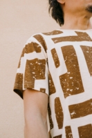 Camiseta unisex estampado marrón