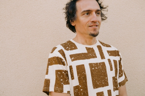 Camiseta unisex estampado marrón