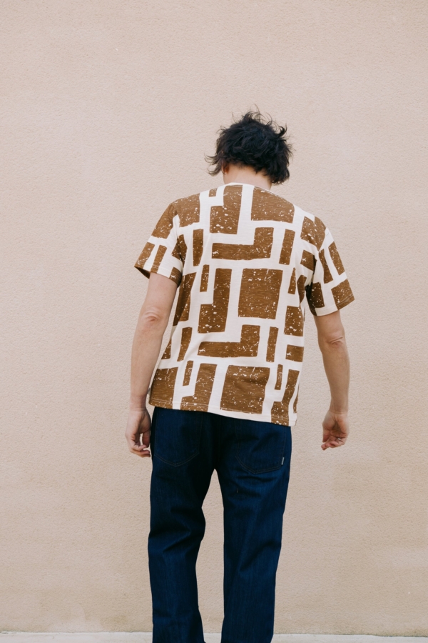 Camiseta unisex estampado marrón