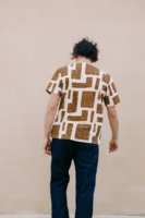 Camiseta unisex estampado marrón