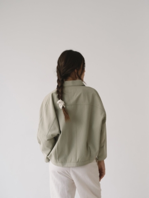 tiralahilacha-chaqueta-de-sarga-oversized-verde-salvia-2