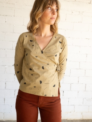 Camiseta Gina cruzada  beige lluvia sideral