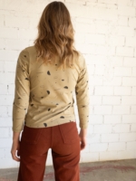 Camiseta Gina cruzada  beige lluvia sideral