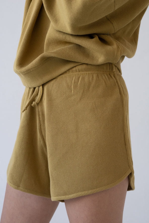 Haiku Waffle corto en color mostaza