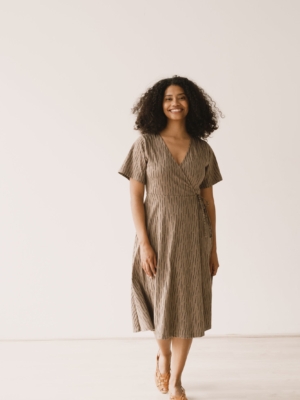 Vestido Helen cruzado marrón corteza