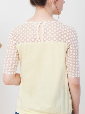 Camiseta Imma color amarillo entallada a la cadera.