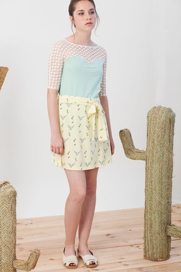 Falda lazo Ingrid color amarillo con estampado de ciervos.