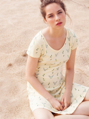 Vestido amarillo Isabel con estampado de ciervos.