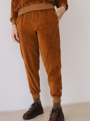 Jogger algodón orgánico terciopelo teja