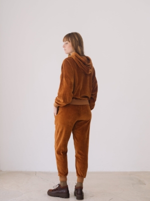 tiralahilacha-organic-velvet-jogger-in-terracotta-2