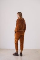 Jogger algodón orgánico terciopelo teja