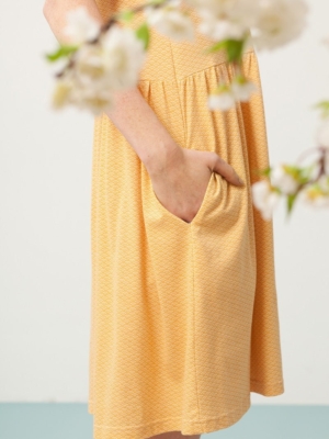 Vestido Priscila oversize color miel y estampado japones