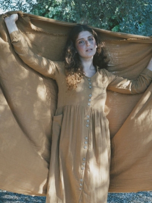 Vestido escote pico Siara mostaza