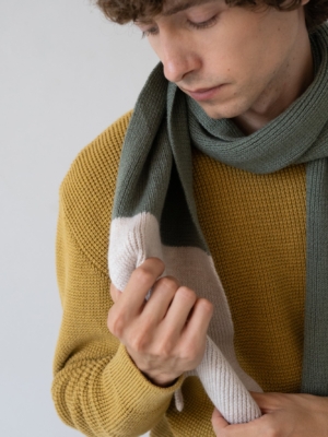 tiralahilacha-tayo-chunky-wool-scarf-in-two-tone-green-2