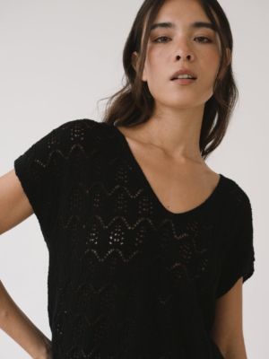 Top calado de tricot negro