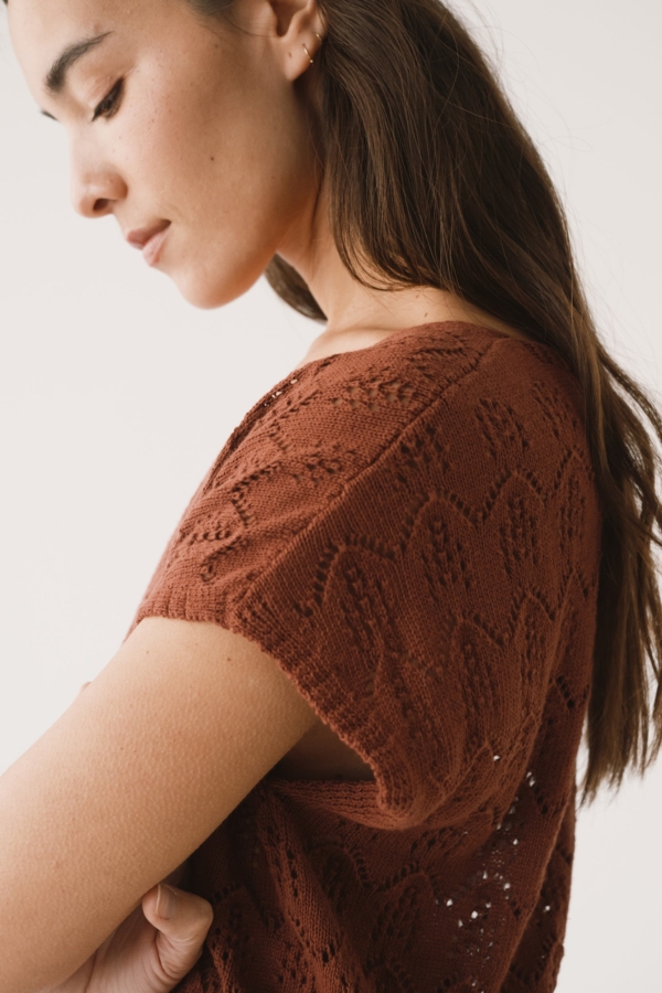 Top calado de tricot rojo arcilla