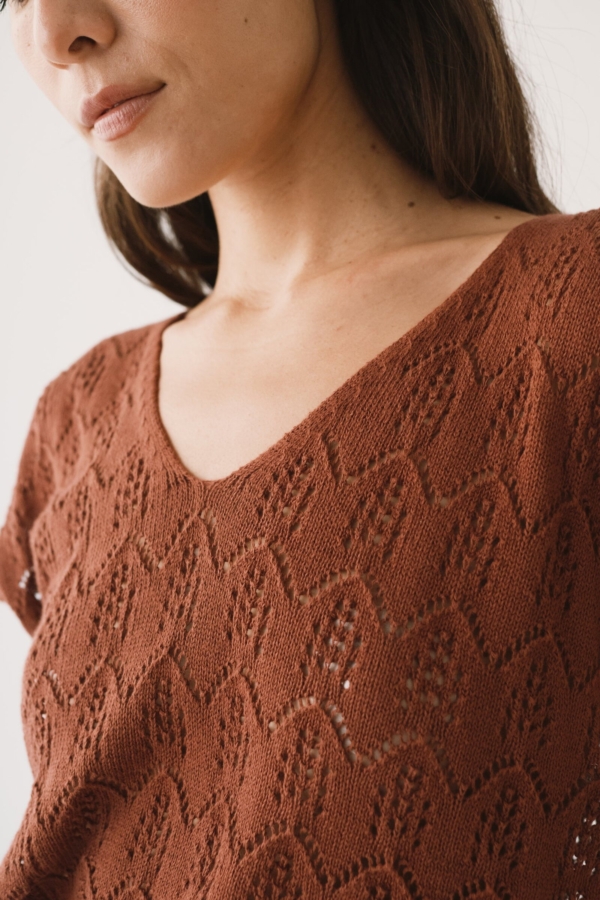 Top calado de tricot rojo arcilla