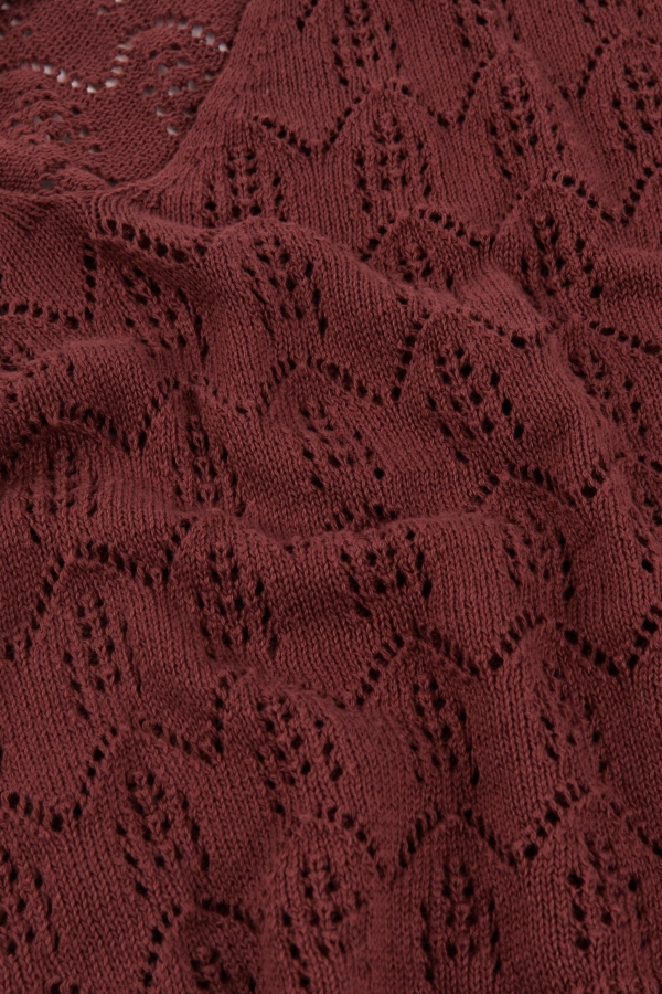 Top calado de tricot rojo arcilla