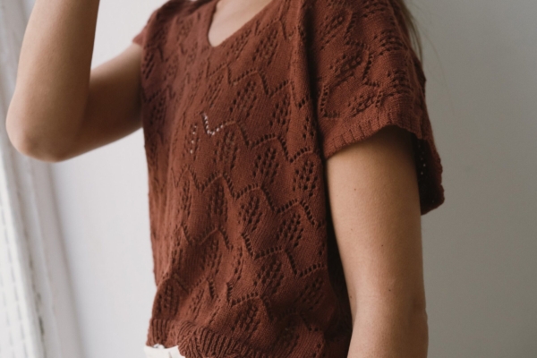 Top calado de tricot rojo arcilla