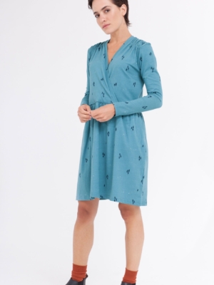 Vestido Camile oversize cruzado color azul ópalo.