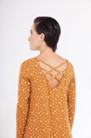 Vestido Carola evasé color mostaza estampado fases lunares.