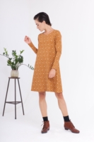 Vestido Carola evasé color mostaza estampado fases lunares.