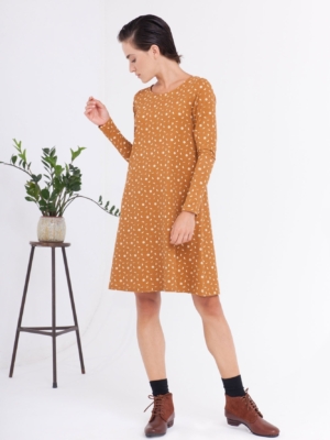 tiralahilacha-vestido-carola-evase-color-mostaza-estampado-fases-lunares-2