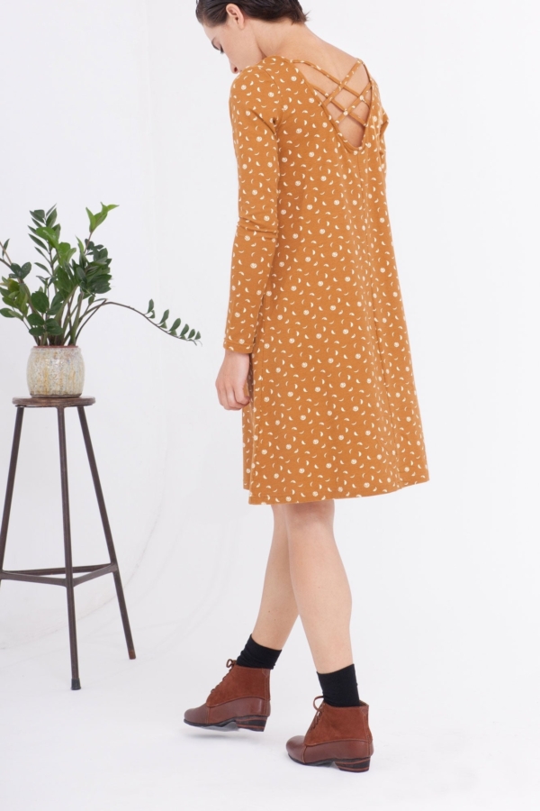 Vestido Carola evasé color mostaza estampado fases lunares.