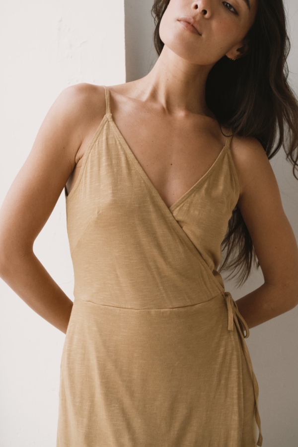 Vestido cruzado de tirantes amarillo