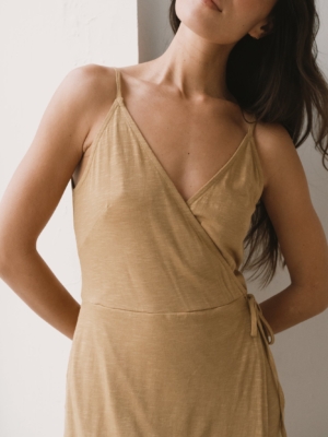 Vestido cruzado de tirantes amarillo